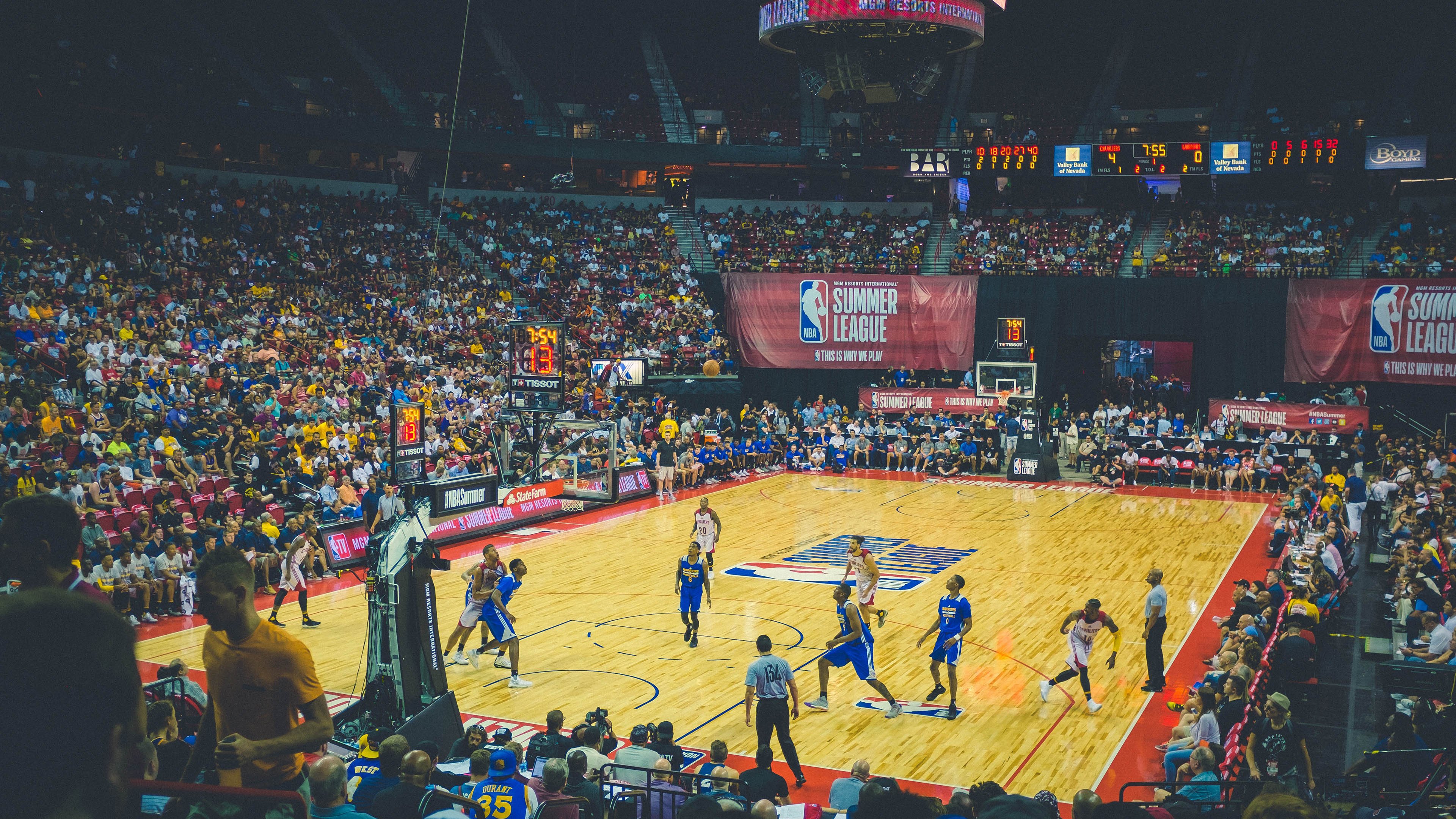 球迷投票：年度最令人振奋的瞬间你心中哪一幕？，球迷的疯狂举动