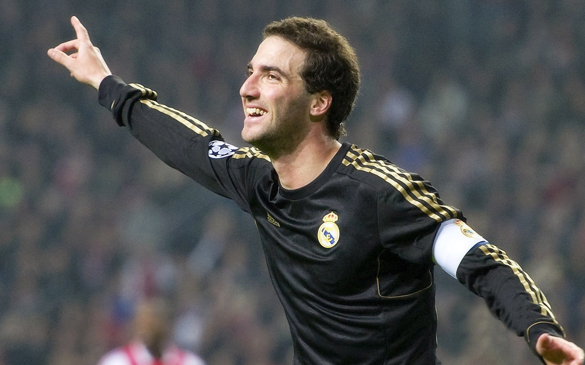 电竞战队跨平台内容合作及粉丝互动新模式，游戏电竞战队